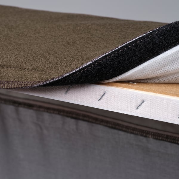 Nahaufnahme der Nähte und Schichten des Bettbezugs mit abnehmbarem Design zum einfachen Waschen.