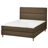 Ein olivgrünes HEMFJÄLLET-Schlafsofa mit weichem Kopfteil und Holzbeinen. Es verfügt über eine weiße Matratze und ist auf Komfort und modernen Stil ausgelegt.