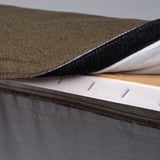 Nahaufnahme von Schlafsofas, waschbarer Bezug mit weich gepolstertem Kopfteil.