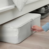 Handöffnende Aufbewahrungsbox aus Stoff.