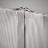 Nahaufnahme der robusten Aufbewahrungsbox-Ecke aus Stoff mit Reißverschluss, die langlebige Materialien und robustes Design zeigt.