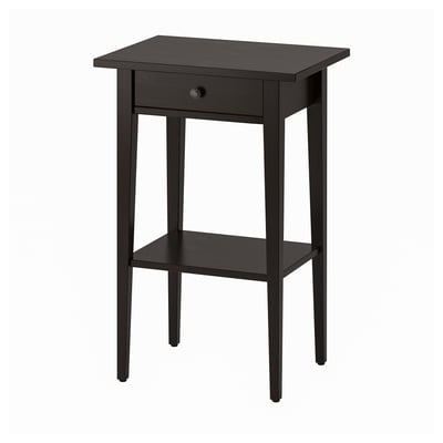 Ein dunkelbrauner HEMNES Beistelltisch mit einer einzigen Schublade und einer unteren Ablage aus Massivholz.