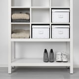 Weißer HEMNES-Schrank mit 3 Regalen: Stiefel, Turnschuhe, Kleidung, Boxen, Kleidungsstück.