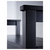Schwarze Holzstuhlecke mit sichtbarer Maserung und glatter Oberfläche.