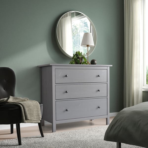 Graue HEMNES Kommode mit 3 Schubladen im Schlafzimmer, Kiefer, leicht zu öffnen.
