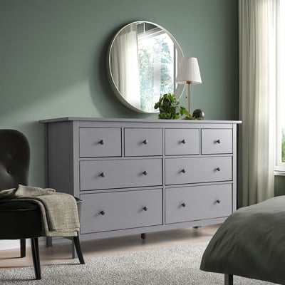Graue HEMNES Kommode mit 6 Schubladen aus massiver Kiefer, großes, klares Design.