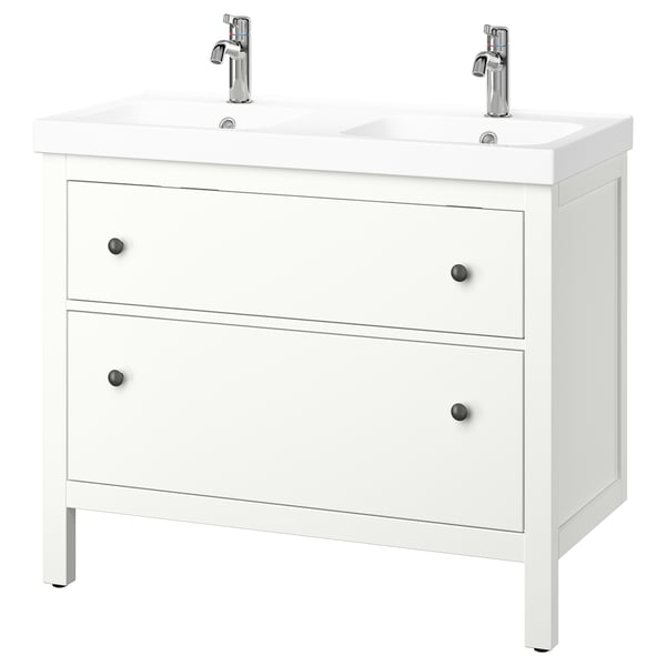 Weißer HEMNES Doppelwaschbecken-Waschtisch, schlankes Design mit zwei Schubladen und verchromten Armaturen.