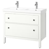 Weißer HEMNES Doppelwaschbecken-Waschtisch, schlankes Design mit zwei Schubladen und verchromten Armaturen.