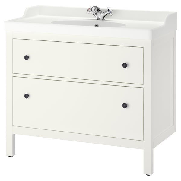 Weißer HEMNES-Waschtisch mit 2 Schubladen mit schwarzen Knöpfen, einem Keramikwaschbecken und einem verchromten Wasserhahn.