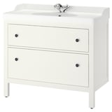 Weißer HEMNES-Waschtisch mit 2 Schubladen mit schwarzen Knöpfen, einem Keramikwaschbecken und einem verchromten Wasserhahn.