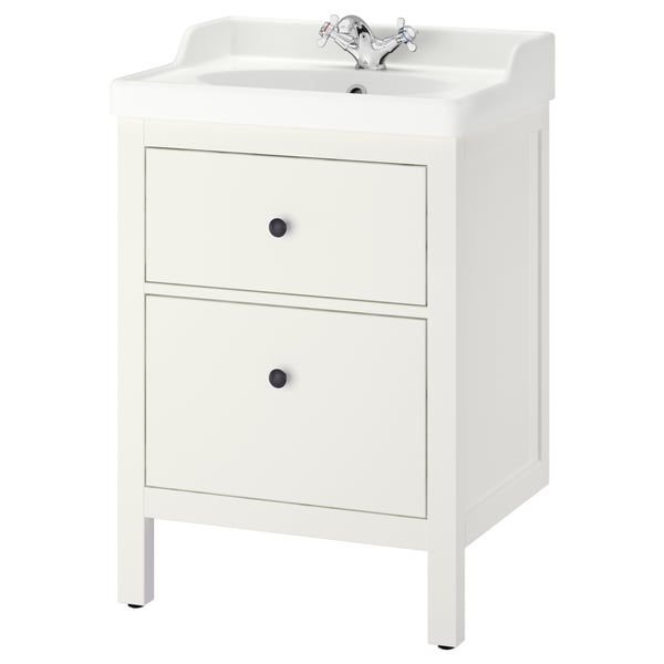 Ein weißer Waschtisch von HEMNES mit Waschbecken und verchromten Armaturen. Der Waschtisch verfügt über zwei Schubladen mit schwarzen Knöpfen.