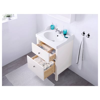Waschbeckenschrank für das Badezimmer mit offenen Schubladen. Einer hält Handtücher, der andere Toilettenartikel. Weiß, modern, mit Soft-Close-Schubladen.