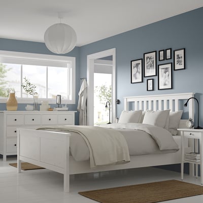 Gemütliches blaues Schlafzimmer mit HEMNES-Bett, Kommode und Kopfteil, Tageslicht und Teppich.