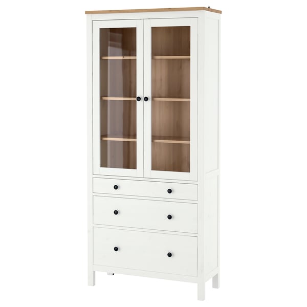 Weißer HEMNES-Holzschrank mit Glastüren und Schubladen. Massive Kiefer, rechteckige Form.