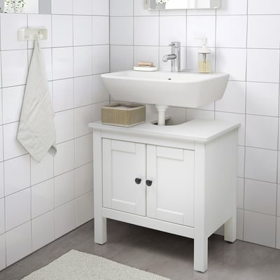 Weißer Badezimmerschrank mit Waschbecken, Handtuchhalter und Aufbewahrungsbox.