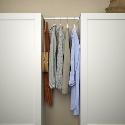 Offener Schrank mit verschiedenen hängenden Hemden, optimierte Raumnutzung.