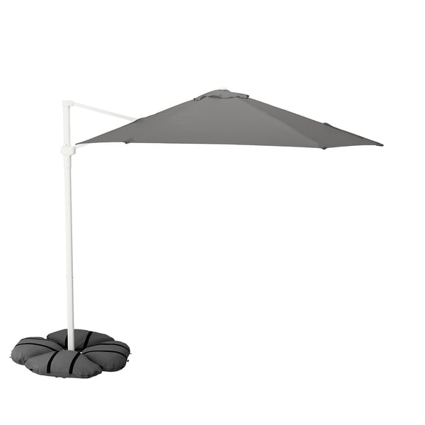 Ein grauer HÖGÖN Hängeschirm mit weißem Mast und Sandsackfuß, der für den Schatten im Freien konzipiert ist.