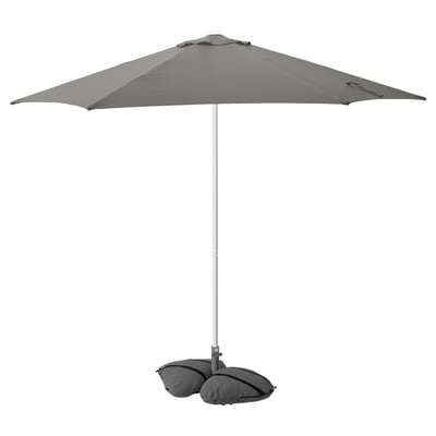 Ein grauer HÖGÖN Sonnenschirm mit rechteckigem Baldachin und Aluminiumstange. Es hat einen Sockel mit Sandsäcken für Stabilität.