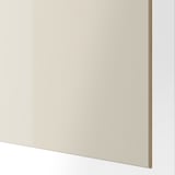 Schlanke, hochglänzend weiße Schiebetürverkleidung, glatte Oberfläche, modernes Design.