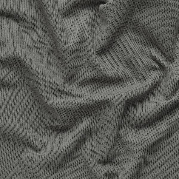 Nahaufnahme eines weichen, strukturierten, grauen Stoffes, der eine hochwertige Webart und Textur zeigt.