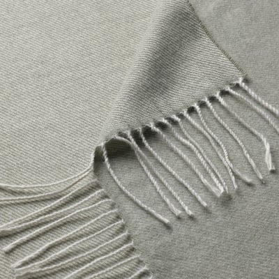 HOLMVI grau-grüner Überwurf, weiches recyceltes Polyester mit Fransenenden.