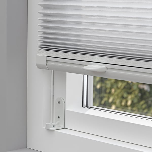 Jalousie, die die Glasscheibe teilweise abdeckt und mit Halterungen befestigt ist, bietet Lichtfilterung und Sichtschutz.