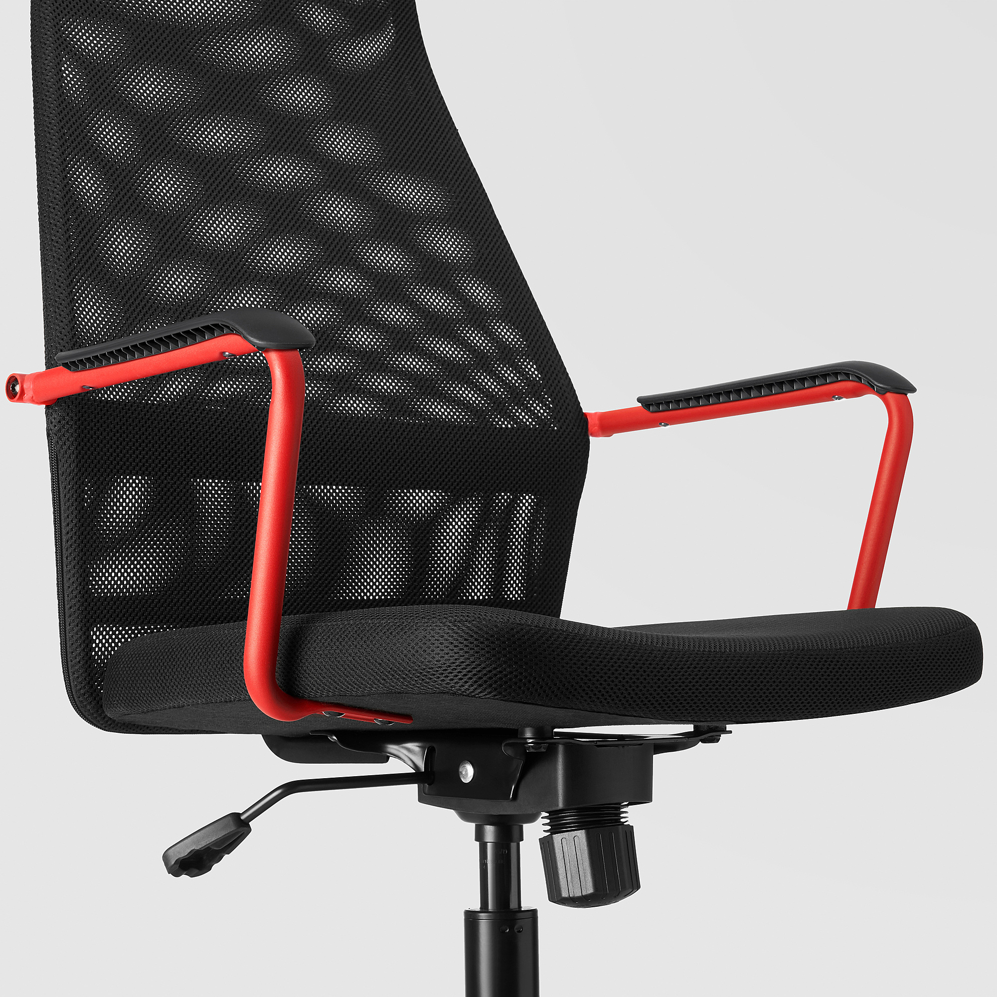 Schwarzer Mesh-Gaming-Stuhl mit roten Akzenten, robusten Armlehnen und verstellbarer Höhe, ideal für Komfort über lange Zeiträume.