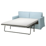 Hellblaues Schlafsofa mit weißer Matratze, eckiges Design, Metallbeine.