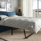 Modernes Schlafzimmer mit HYLTARP-Schlafsofa mit klarem Design, bequemen Kissen und einfachem Bettumbau.