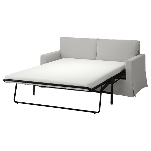 Graues HYLTARP-Schlafsofa, modern und bequem, mit klaren Linien und wendbaren Kissen.