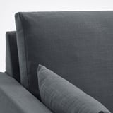 Graues Sofa, klare Linien, weiche Kissen, hochwertiger Stoff, komfortorientiertes Design.