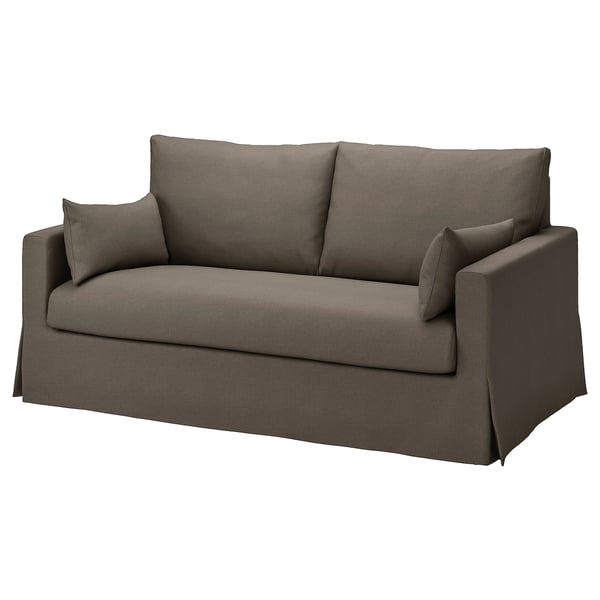 Ein olivgrünes, kompaktes Sofa mit einem klaren, klassischen Design. Es hat drei Kissen für Komfort und einen einfachen, einladenden Look.