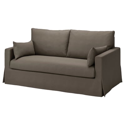 Ein olivgrünes, kompaktes Sofa mit einem klaren, klassischen Design. Es hat drei Kissen für Komfort und einen einfachen, einladenden Look.
