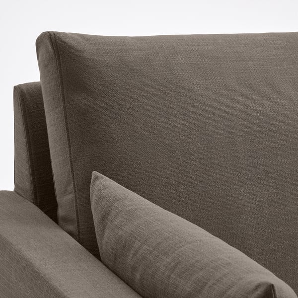 Ein modernes Sofa mit schlanker, dunkelgrauer Polsterung, klaren Linien und weichen Kissen, die Komfort ausstrahlen.
