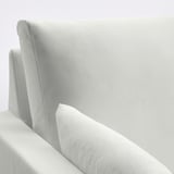 Plüschiges, leichtes Sofa mit großen Kissen für Komfort und Langlebigkeit.