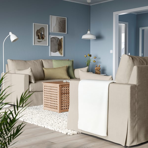 Beigefarbenes L-förmiges Sofa dominiert das gemütliche Wohnzimmer.