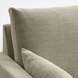 Moderner Couchbereich mit hochwertigem, strukturiertem grauem Stoff. Bequeme, klare Linien, wendbare Kissen.