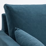Ein plüschiges blaues Sofa, elastische Schaumstoffkissen und ein gemütliches, einladendes Design, das aus hochwertigen Materialien für Komfort und Langlebigkeit gefertigt ist.