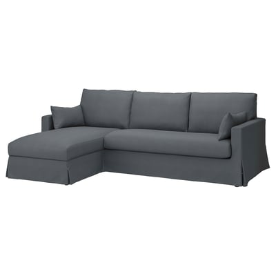 Großes graues Sofa mit linker Chaiselongue, kastenförmigem Design, Plüschkissen und klaren Linien.