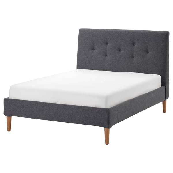 IDANÄS Bett: modernes graues Polstergestell, schräges Kopfteil, Holzbeine.
