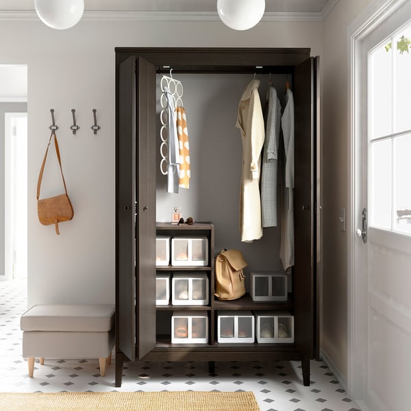 Brauner IDANÄS-Kleiderschrank mit Kleidung und Stauraum, Beleuchtung, Fliesenboden.