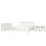 Weißes IDANÄS-Schlafzimmer-Set: Bett, zwei Nachttische, Kommode mit Schubladen.
