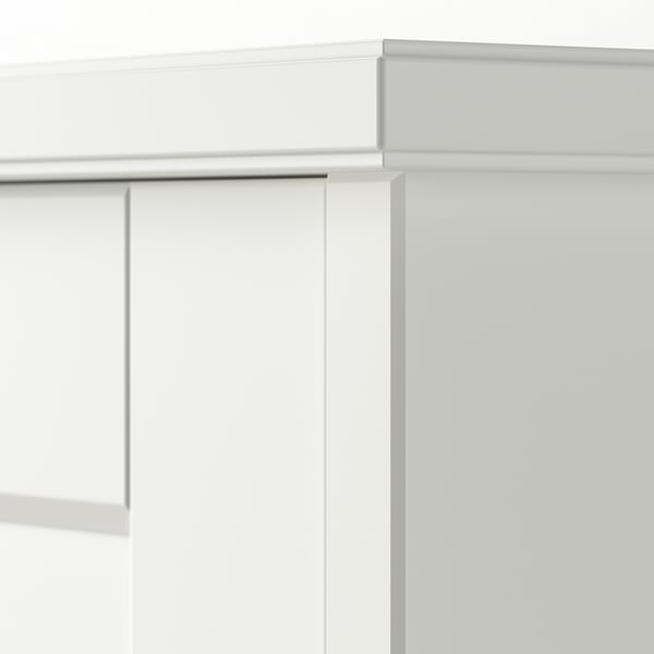 Stilvoller, weißer Schreibtisch aus Holz mit klaren Linien und robuster Bauweise. Kantendetails und viel Stauraum.
