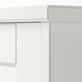 Stilvoller, weißer Schreibtisch aus Holz mit klaren Linien und robuster Bauweise. Kantendetails und viel Stauraum.