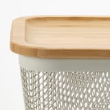 Ein hochwertiger Bambusdeckel auf einem Mesh-Aufbewahrungskorb von IKEA 365+. Der Deckel sitzt eng an und sorgt so für Frische.