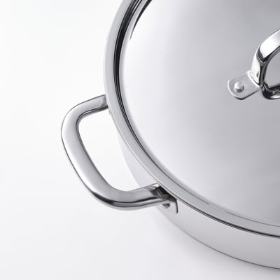 Silberne IKEA 365+ Sauteuse aus Edelstahl mit Deckel.
