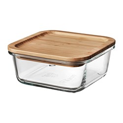 Ein IKEA 365+ Lebensmittelbehälter aus Glas mit Holzdeckel. Klar, quadratisch, mit abgerundeten Ecken, eignet sich hervorragend zum Aufbewahren und Servieren von Lebensmitteln.