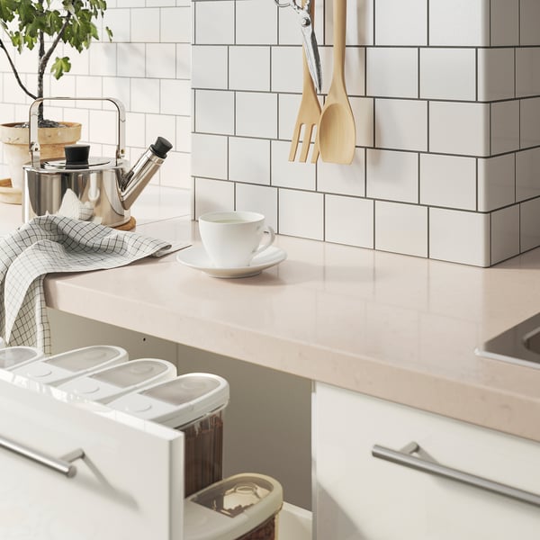 Moderne Küchentheke mit Teetasse, French Press und karierten Servietten. Weiße IKEA Gläser und Utensilien. Sauberes Design.