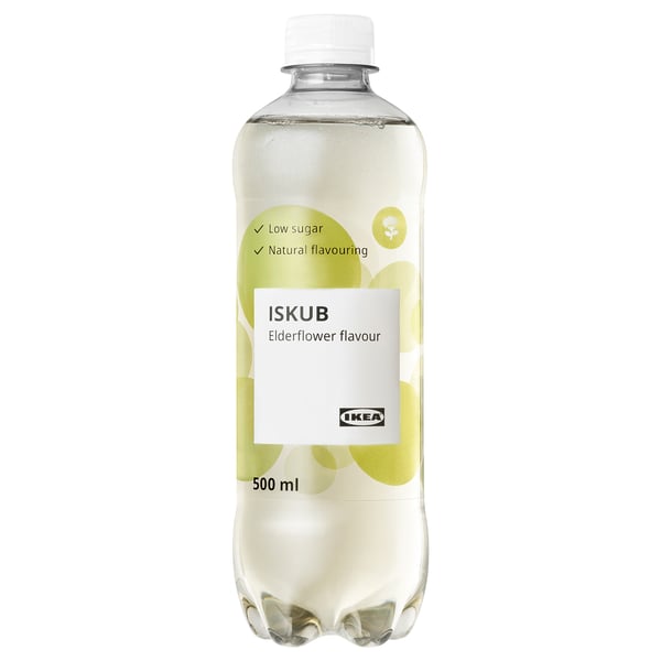 Eine durchsichtige Plastikflasche mit ISKUB Getränk mit Holunderblütengeschmack von ikea. Das Etikett hebt den geringen Zuckergehalt und das natürliche Aroma hervor.