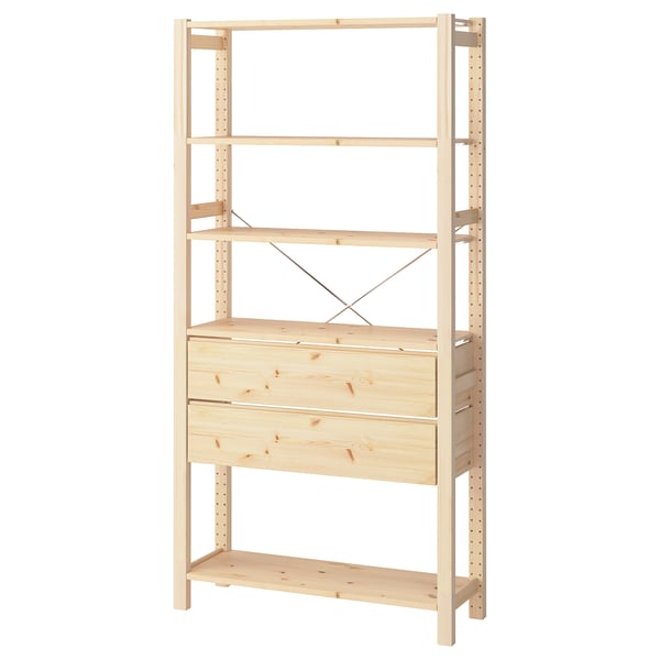 Ein IVAR Holzregal in natürlicher Kiefernfarbe, mit mehreren verstellbaren Einlegeböden und Schubladen, mit einem einfachen und robusten Design.